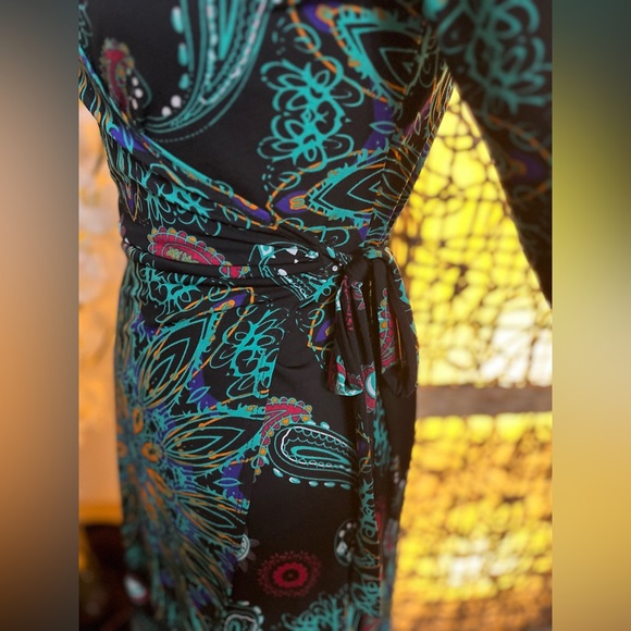 Forever wrap around dress & ceramic necklace. - Picture 7 of 10